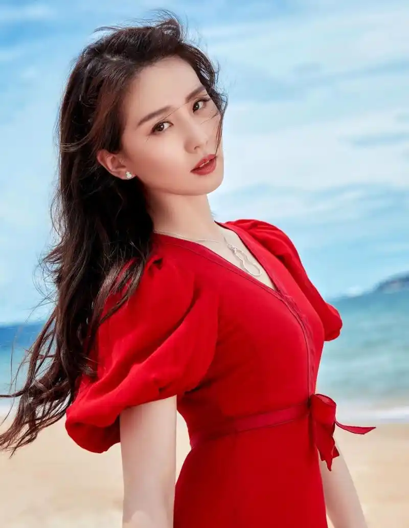 普素型的刘诗诗穿着红色礼服,拍照的样子很拿捏,很不自然!#刘诗诗