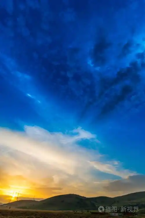 黄昏的晚霞天空有云彩风景有山丘