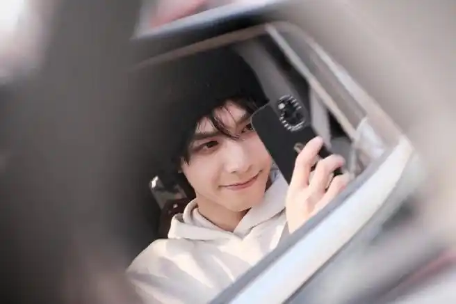 宋威龙车镜自拍##宋威龙后视镜自拍