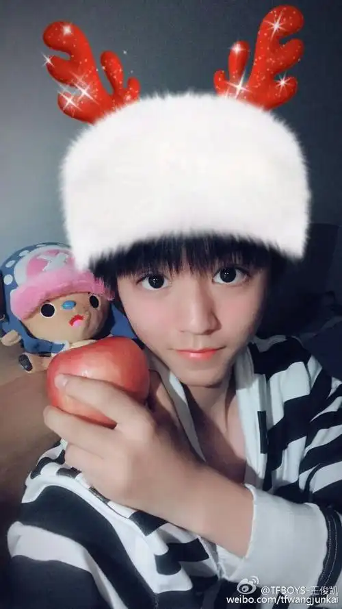 外公过生日 王俊凯用重庆话录祝福视频