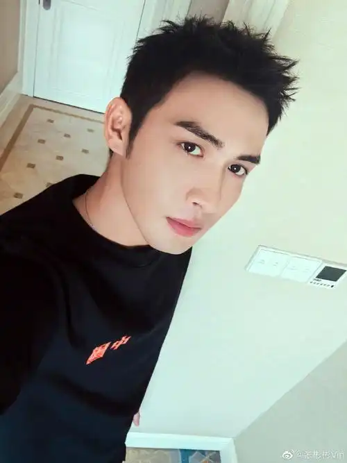 张彬彬晒剪发后自拍