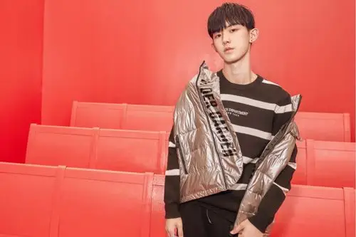 "冷殿下"郭俊辰,是刚满 21 岁的"时尚旋风校草学长",是少年派中,别人