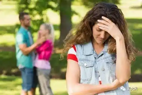 劈腿就是对感情的背叛,男人劈腿的表现有很多,以下就是最容易遇上劈腿