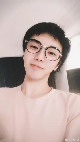 华晨宇深夜晒自拍安抚粉丝 素颜出镜笑容温柔