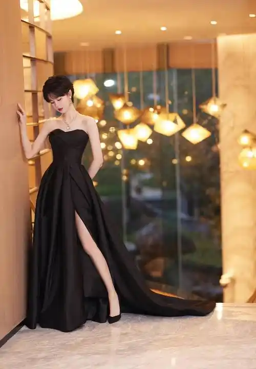 郁可唯的美貌被低估,穿抹胸黑裙秀"筷子腿",狗啃短发又酷又美_黑色_的