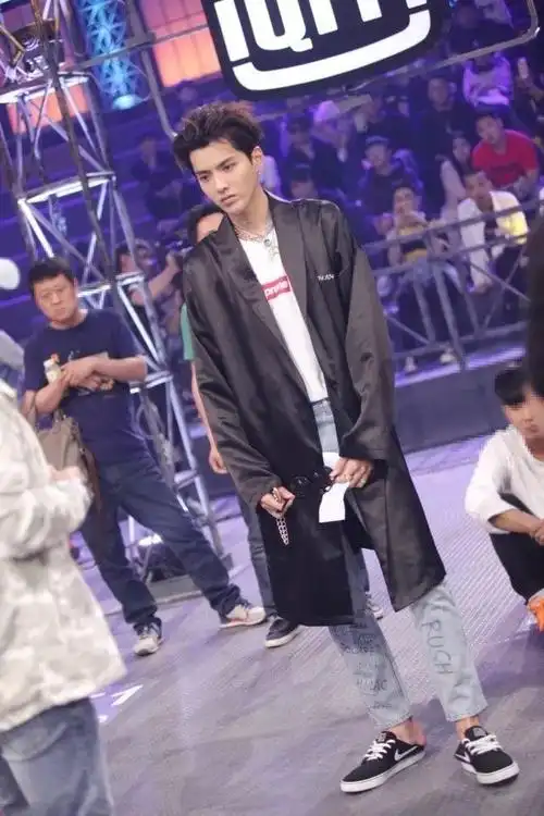 《中国有嘻哈》发布会的吴亦凡,身穿joegush夹克搭配gucci浅色牛仔裤