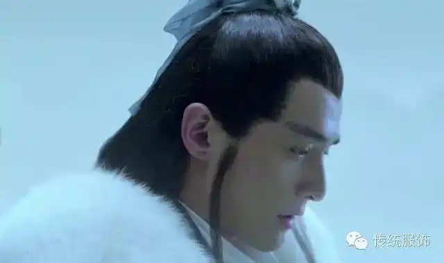 更别说,人民群众对于半披半束的发型更为喜闻乐见,不信数数"天涯四美"