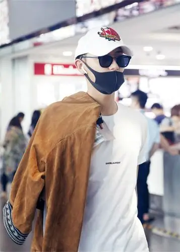 黄子韬现身机场 演绎简约复古风