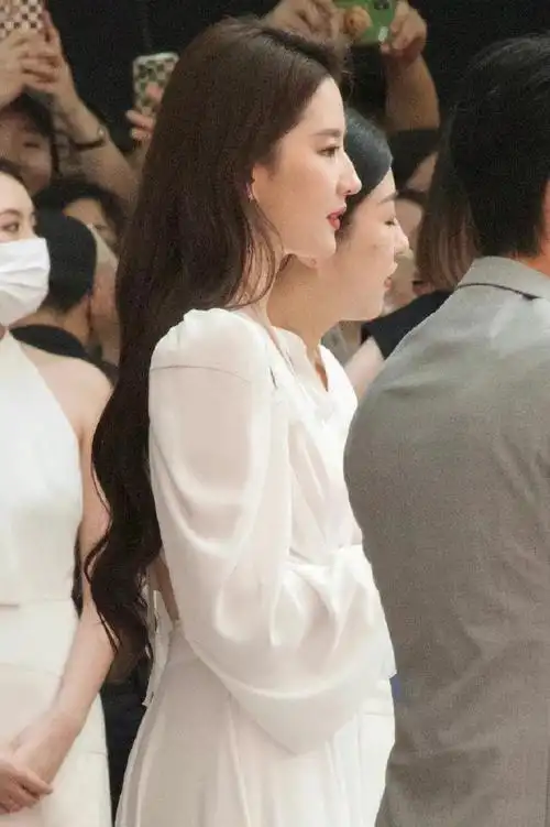 感随拍#刘亦菲分享海边随拍,无袖白色a字裙好温柔优雅,小女生既视感