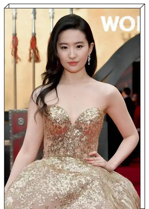 刘亦菲生图曝光,身穿金色抹身材凤凰裙尽显优雅气质,女王范儿十足_花