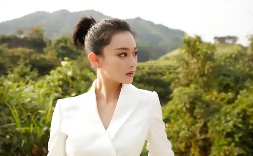 原创张馨予晒稻田美照气质出众不愧是最美军嫂衣服却和周围环境不和谐