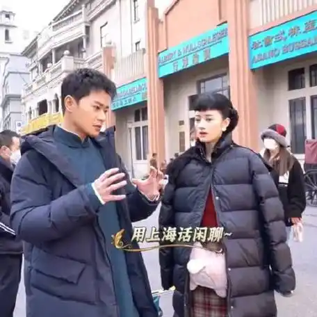 曹骏和郭晓婷街头吻,两个低调有内涵有思想有演技的年轻演员!