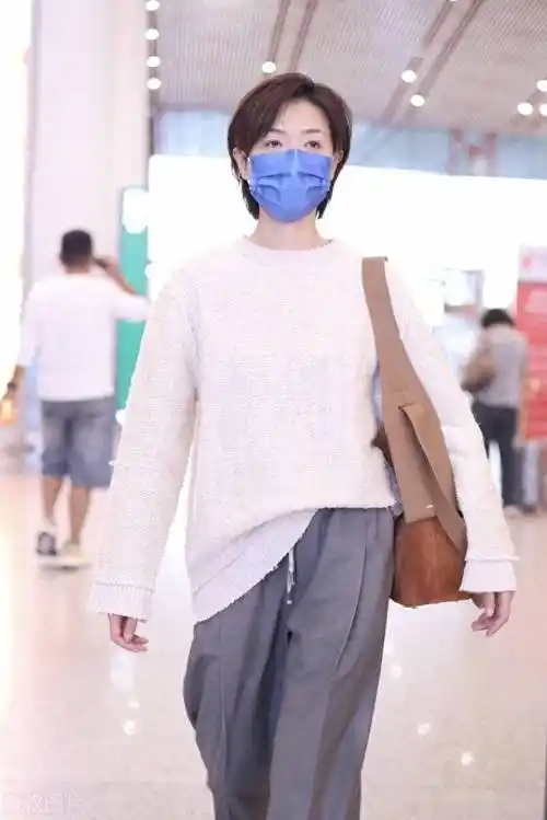 街拍:万茜米白色针织衫 灰色老爹西裤 麂皮单肩包轻松随性_北京_机场