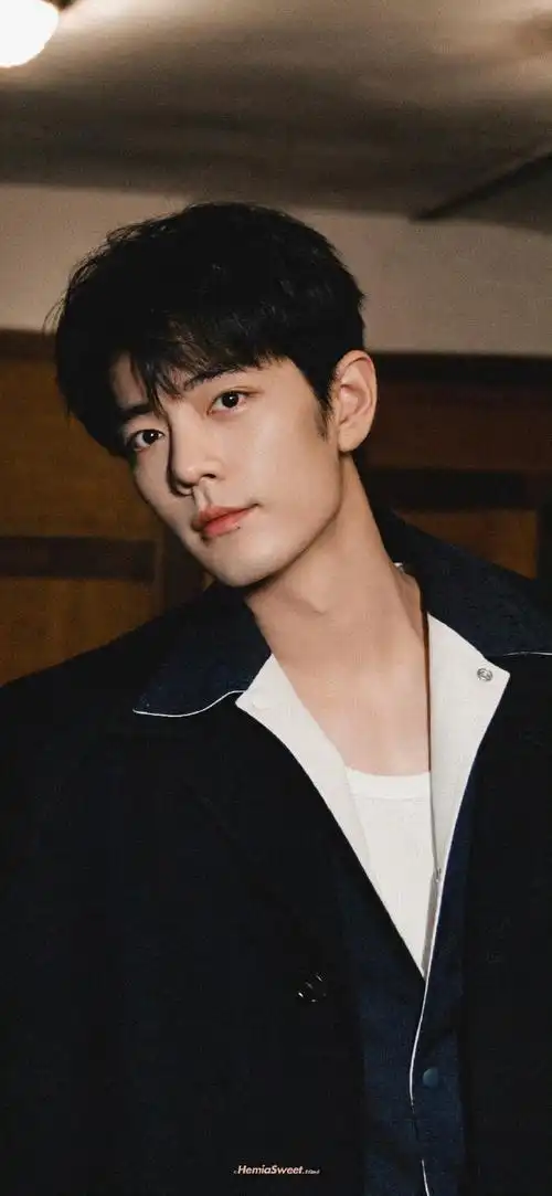 肖战米兰时装周##米兰时装周##肖战机场大声维持秩序