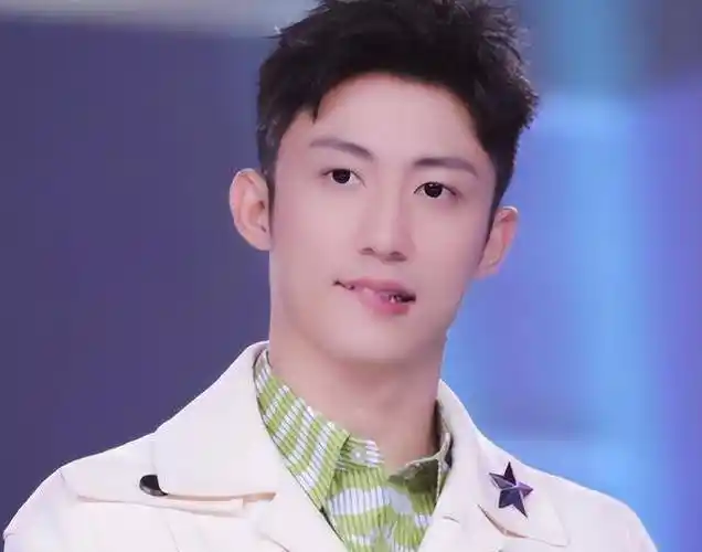 黄景瑜未受前妻晒结婚证影响,情人节出席活动,吐舌卖萌笑容洋溢_运动