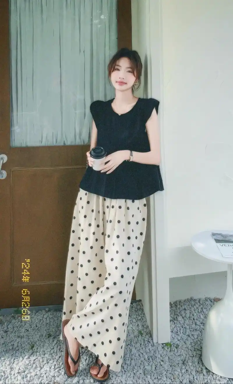 小飞袖配波点裤 好韩的一套~休闲宽松上衣 高腰波点休闲裤两件 - 抖音