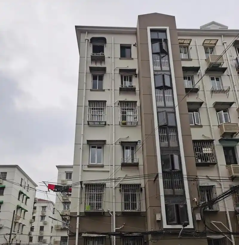 截至目前,房屋坡面改造,雨水管道分离,外立面刷新,窗扇更换,空调外机