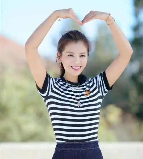 刘涛太有女人味!穿印花连衣裙复古迷人,终于有了阿姨的模样