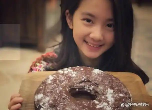 黄磊的大女儿黄多多(黄忆慈)于8月10日在机场被多位网友偶遇.