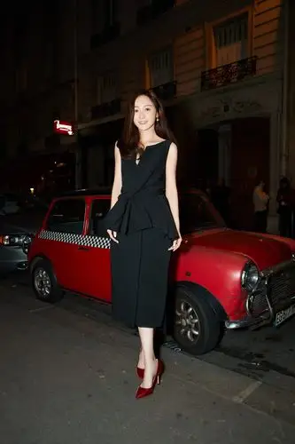 姚笛长卷发优雅现身巴黎时装周,黑色礼服大气干练超吸睛