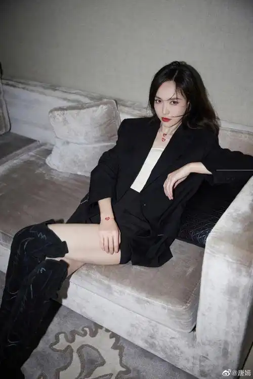 唐嫣官方身高为172cm,拥有如此身高,身材比例自然不会差.