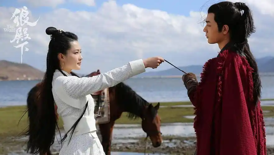 肖战和李沁"洞房"花絮流出,两人抱在一起,眼神太温柔被赞_网友_电视剧