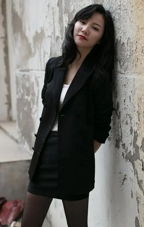 张馨予的一次镜头中,她穿着一件烟灰粉长衫搭配黑色吊带和墨镜,整个