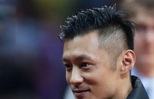 除了两边剃掉的发型之外,余文乐经常用各种潮帽遮盖他的发型,短发搭配