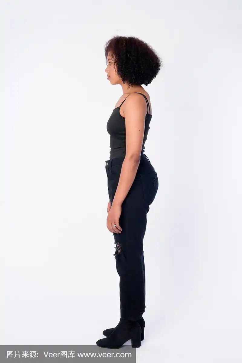 年轻美丽的非洲女人的全身照侧面视图