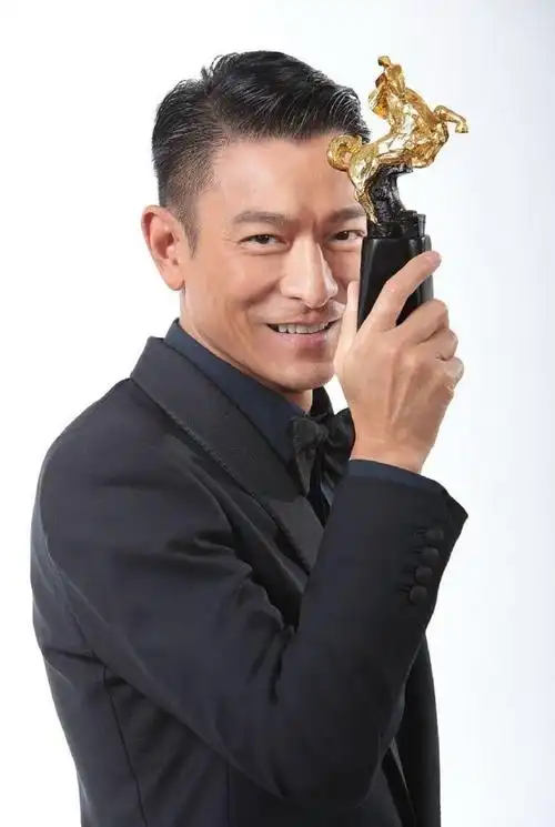 刘德华回应演唱会滑跪