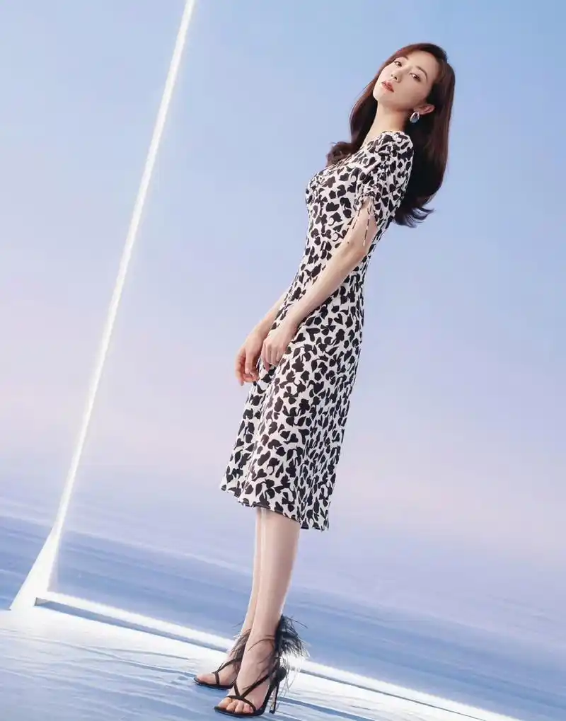 女星韩雪美足欣赏,2000年,韩雪以文化考试第一名的成绩被上海戏剧学院