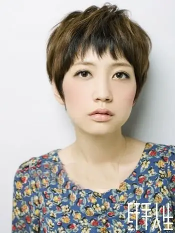 这一款国字脸发型的关键在于刘海和顶部发丝,三种颜色