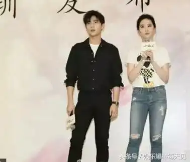 娱乐猛料:杨洋与女星合照,莫名的距离感,只要遇见她就