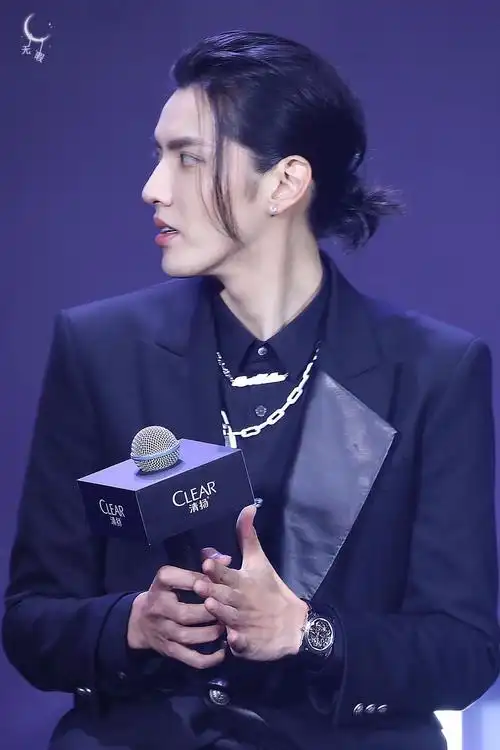 吴亦凡长发的样子