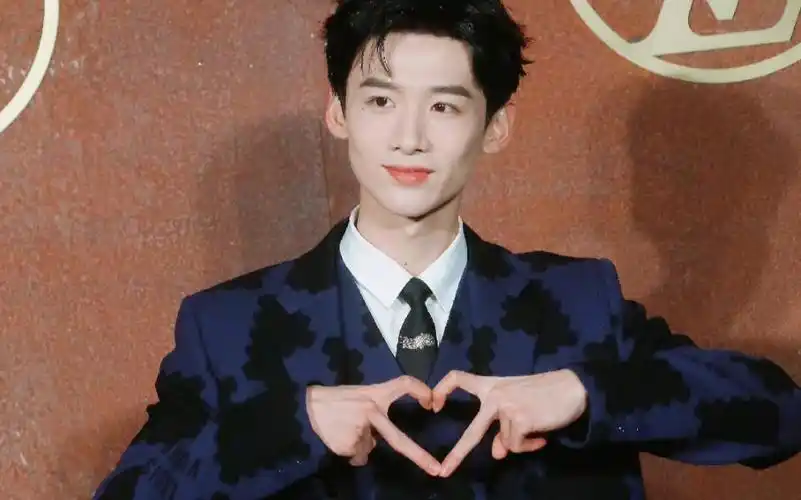 白敬亭lv大秀红毯,帅哥连比三次爱心