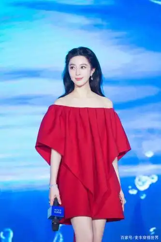 范冰冰还是那么敢穿,小白裙戴橘色手套,个性抢眼让人想不看都难