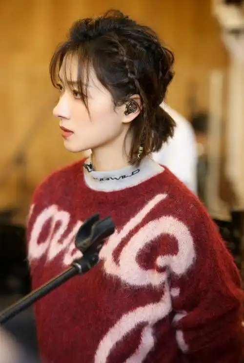 万茜穿毛衣搭复古西装裤时尚又有范