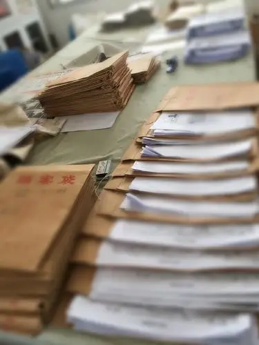 一摞摞待整理归类的档案资料