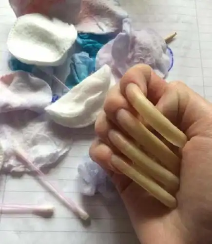 直击德国16岁女孩3年留满手长指甲,洗澡穿衣都成麻烦