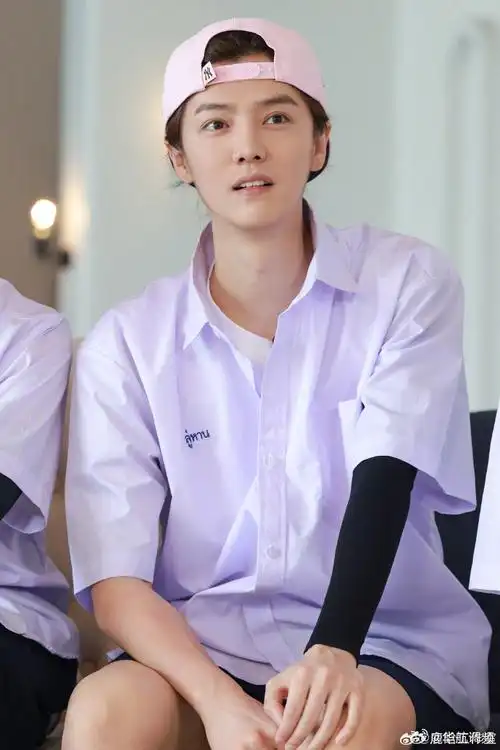 鹿晗泰国校服造型