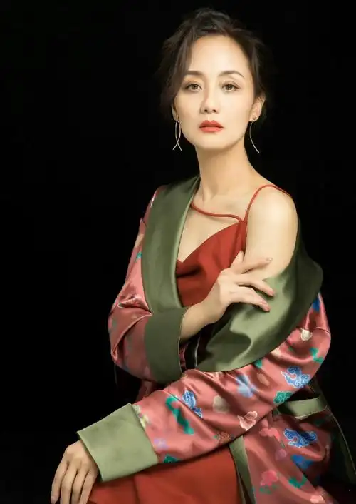 李颖,惊艳迷人,温柔秀丽的写真照!__财经头条