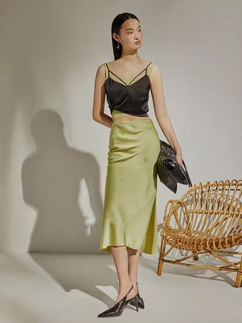 1/38致知2021春夏季黑色纯色背心样品品牌:致知女装适合季节:2021春夏