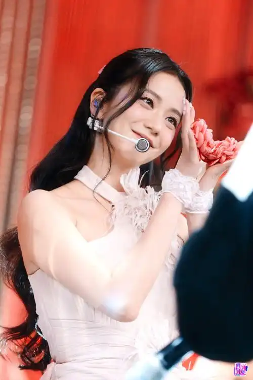 kimjisoo超话94#金智秀flower末放舞台#230426 人气歌谣更新智秀