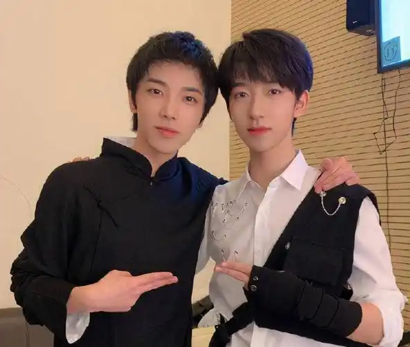 贺峻霖好心扶蔡国庆,却被网友质疑耍大牌,前辈握手道谢打脸众人_时代