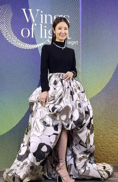 原创林心如戴1亿珠宝现身手中宝石比眼睛还大曾买万元手链给女儿