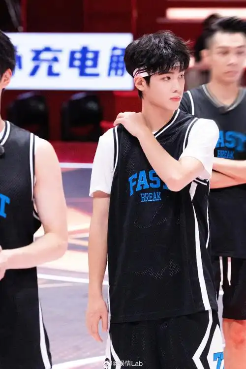 黄明昊横篮总决赛#  @jjjustin0219篮球场90酷飒运动照96帅气学长