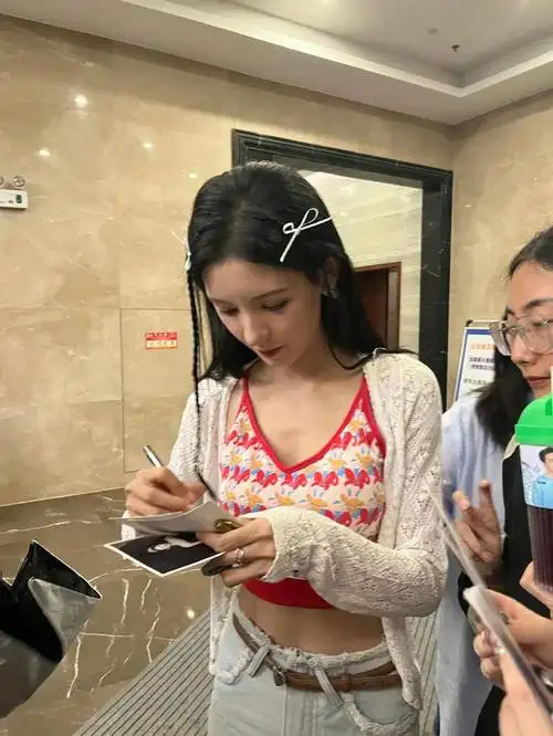 路人拍的张予曦上热搜仰拍俯拍侧拍都扛住努力扮丑自拍却美翻