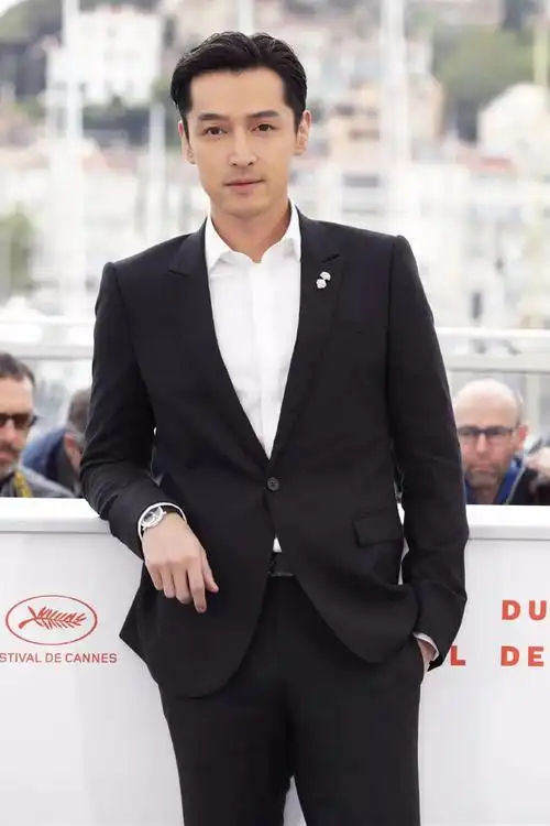 穿西装的胡歌好帅气白衬衫配灰西服清爽亮相37岁魅力更胜从前