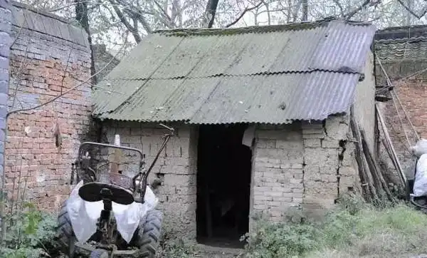 生活在偏远的农村,住在百年土坯老屋,破旧不堪,由于年久失修,房屋不仅