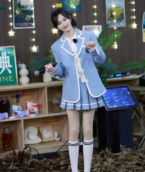 娱乐圈推崇的苗条美让好多女性都迷上了直角肩,大家都跟着学.